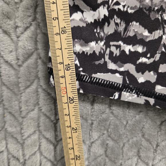 Fabletics Caspia Define PowerHold Mid-Rise Capri Size Large Static Camo - Picture 6 of 8